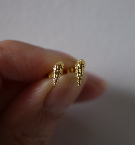 Small shell studs